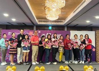 協會張德明理事長(左5)、羅紹和執行長(左3)與獲獎的柔韌母親們開心合影