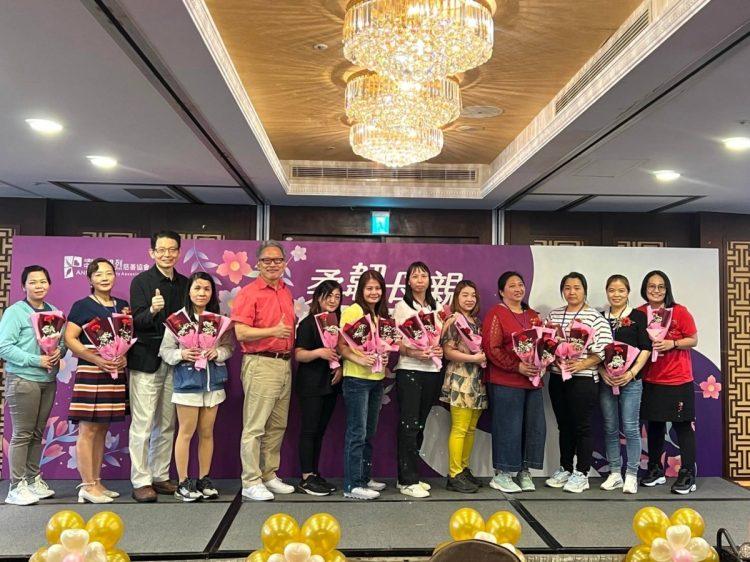 協會張德明理事長(左5)、羅紹和執行長(左3)與獲獎的柔韌母親們開心合影