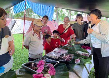 由社工（右）講解活動及食材_0