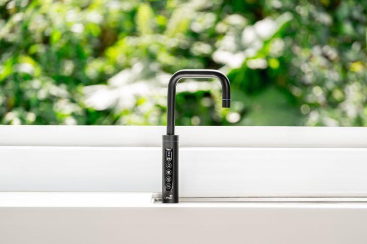 圖一_「OASIS櫥下極奢氣泡三溫UVC飲水機」四合一機種一次滿足各種飲用情境