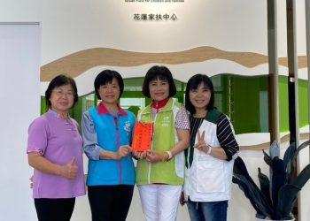 扶幼委員會主委胡毓恩（右二），代為接受吉安鄉長游淑貞（左二）的扶幼捐款