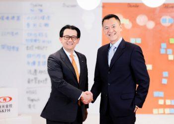 【新聞圖片一】新光金控攜手微軟導入 Azure OpenAI 服務，積極發展數位金融科技，運用 AI 技術優化業務流程並發揮集團營運優勢，提供更優質的服務以應對客戶日趨多元的需求。左起為新光金控總經理陳恩光、台灣微軟總經理卞志祥。