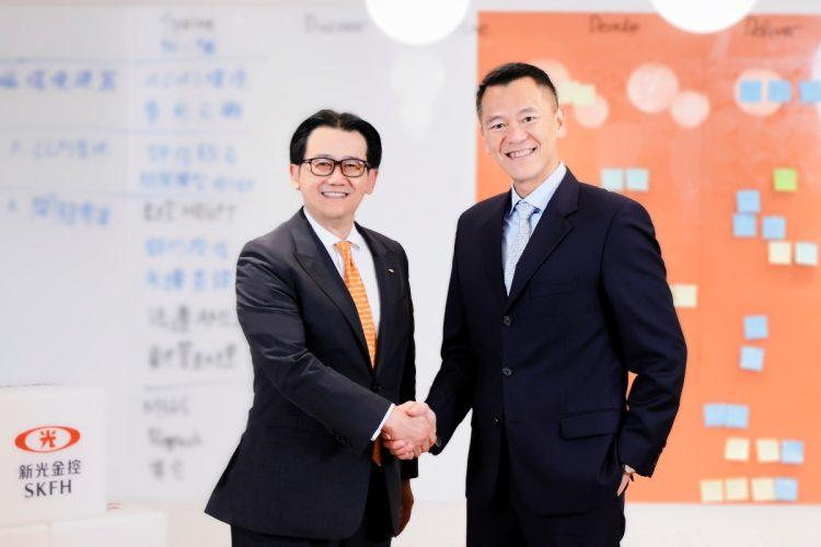 【新聞圖片一】新光金控攜手微軟導入 Azure OpenAI 服務,積極發展數位金融科技,運用 AI 技術優化業務流程並發揮集團營運優勢,提供更優質的服務以應對客戶日趨多元的需求。左起為新光金控總經理陳恩光、台灣微軟總經理卞志祥。