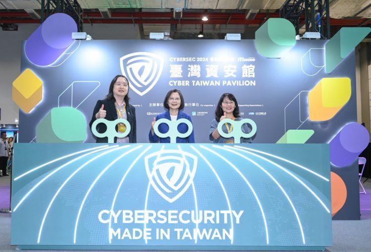 圖二-蔡英文總統(中)、唐鳳部長(左)、谷祖惠社長(右)啟動臺灣資安館