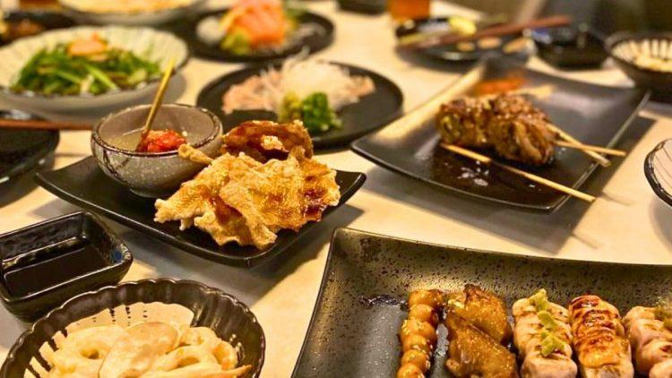 「初藏久Yakitori Bar」的招牌料理為日式燒鳥和客制海鮮(部分品項須提前預訂)兩大類。