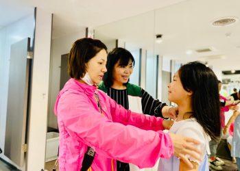 家長與孩子一起討論選衣3