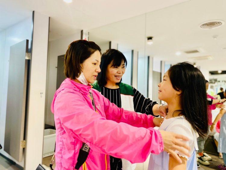 家長與孩子一起討論選衣3