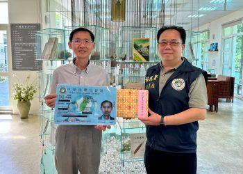 移民署南投縣服務站派員頒發馬偕計畫永久居留證予馬來西亞籍方俊榮教授，感謝他在教育領域的奉獻