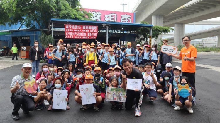 翁子國小師生匯集愛心,響應台灣世界展望會禮物型錄,送羊到非洲2