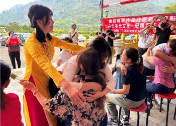 新住民子女擁抱媽媽，大聲說出：「媽媽謝謝您，媽媽我愛您！」。