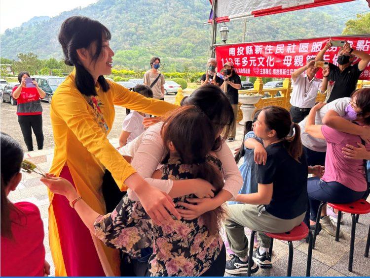 新住民子女擁抱媽媽,大聲說出:「媽媽謝謝您,媽媽我愛您!」。