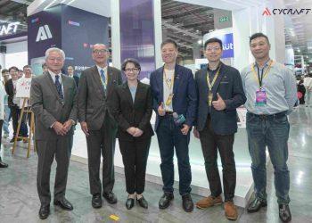 【新聞配圖一】副總統當選人蕭美琴今於資安大會參觀奧義智慧科技攤位，見證標竿資安品牌發展的投入與成果。左起奧義智慧_科技日本顧問_松本敏文_、NTT AT代表取締役社長伊東_匡、副總統當選人蕭美琴、奧義智慧科技創辦人吳明蔚、奧義智慧科技創辦人叢培侃、奧義智慧科技亞太業務副總宋百民。