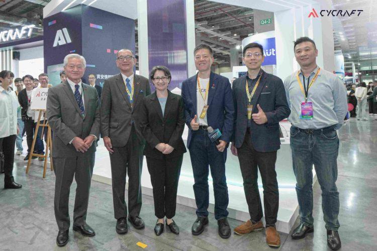 【新聞配圖一】副總統當選人蕭美琴今於資安大會參觀奧義智慧科技攤位,見證標竿資安品牌發展的投入與成果。左起奧義智慧_科技日本顧問_松本敏文_、NTT AT代表取締役社長伊東_匡、副總統當選人蕭美琴、奧義智慧科技創辦人吳明蔚、奧義智慧科技創辦人叢培侃、奧義智慧科技亞太業務副總宋百民。