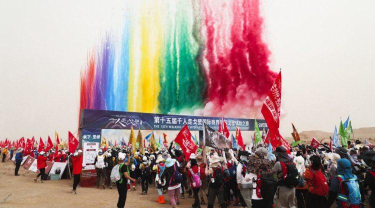 圖一_將近兩千名企業家的「千人走戈壁」出征儀式在甘肅省敦煌市舉辦