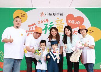 公益大使大淵驚喜現身為畢業生獻花祝福。（伊甸基金會提供）