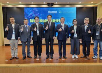 圖：主辦單位安排現場貴賓與台灣建築中心、內湖科技園區發展協會、智慧人居產業促進會