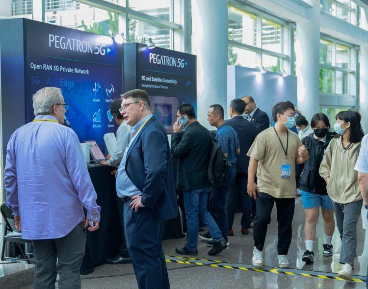 【新聞配圖一】和碩聯合科技今於 Open RAN 開放基站台北高峰論壇分享現階段 5G O-RAN 專網挑戰與發展機會,現場展示 5G 低軌衛星貨輪應用,擴大通訊場域及技術運用的無限可能。