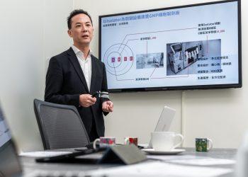 圖說：亞家生技創辦人吳坤烈博士表示，再生醫療雙法通過後，製劑生產規範越來越嚴格，機構內擁有「微型智能細胞工廠」將成趨勢。（資料來源：亞家生技）