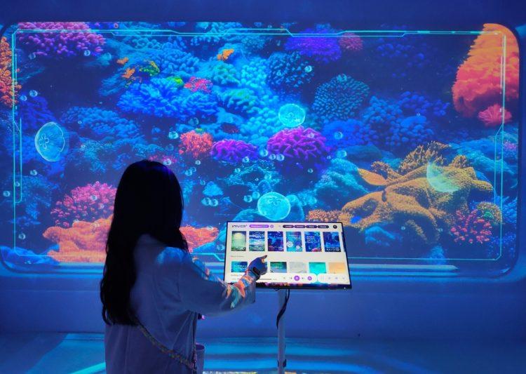 「IMVER+沉浸式播放系統」以一站式整合軟硬體的系統平台與服務，進攻全球主題樂園與觀光旅遊產業。方陣聯合數位科技提供