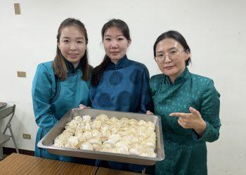 蒙古家扶中心社工來到幸福小舖體驗包水餃。 01 (南台中家扶提供)