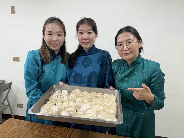 蒙古家扶中心社工來到幸福小舖體驗包水餃。 01 (南台中家扶提供)