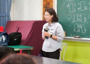 圖說：臭味滾創辦人夏綾那與學童對談，分享寵物職人的心路歷程。（資料來源：臭味滾）