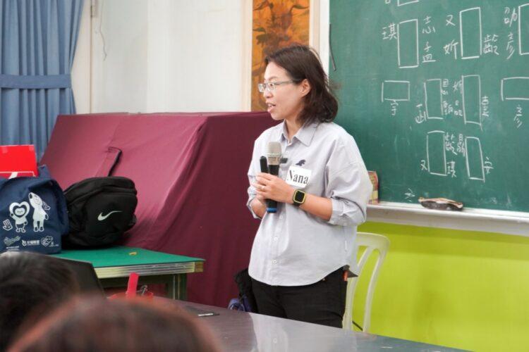 圖說：臭味滾創辦人夏綾那與學童對談，分享寵物職人的心路歷程。（資料來源：臭味滾）