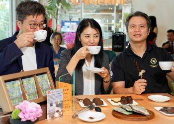 南投縣長品嚐咖啡