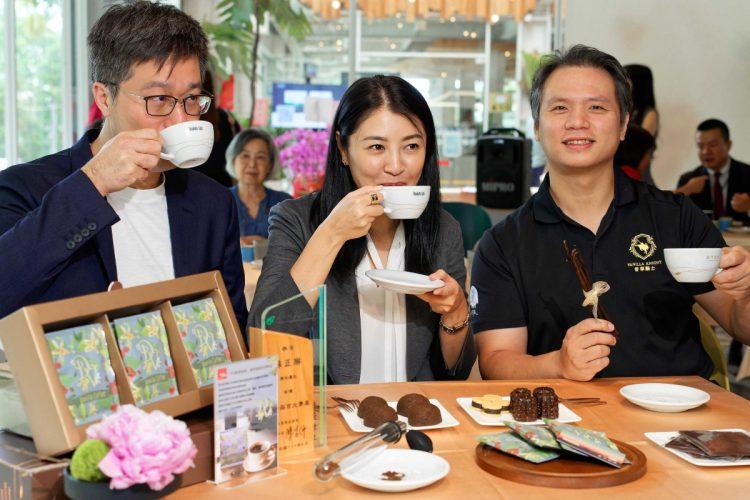 南投縣長品嚐咖啡