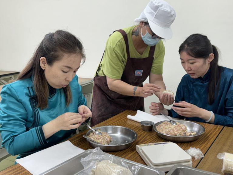 蒙古家扶中心社工來到幸福小舖體驗包水餃。 02 (南台中家扶提供)