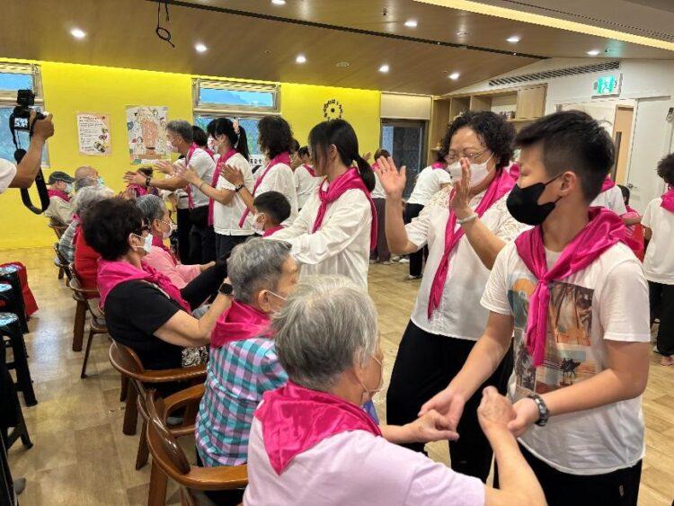 世代共融,一同歡唱