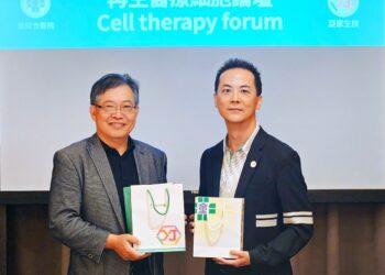 圖說：（右）亞家生技創辦人吳坤烈博士與（左）童綜合醫院童敏哲總院長互換紀念品，展現雙方積極合作的友好態度。（資料來源：亞家生技）