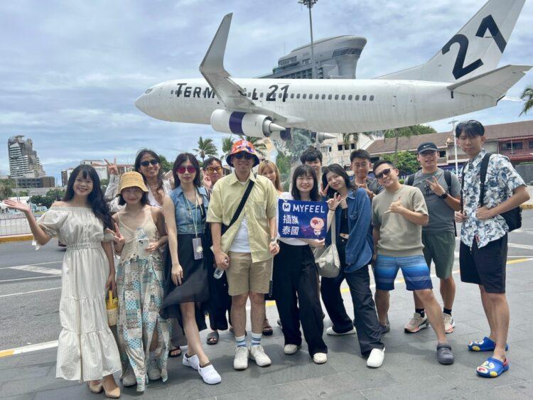 圖一_MYFEEL帶領全體同仁及母公司DLE吉祥物胖胖褲豬(パンパカパンツ)攜手「插旗泰國」。