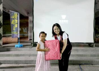 成功鎮長謝淑貞與獲獎小朋開心合照