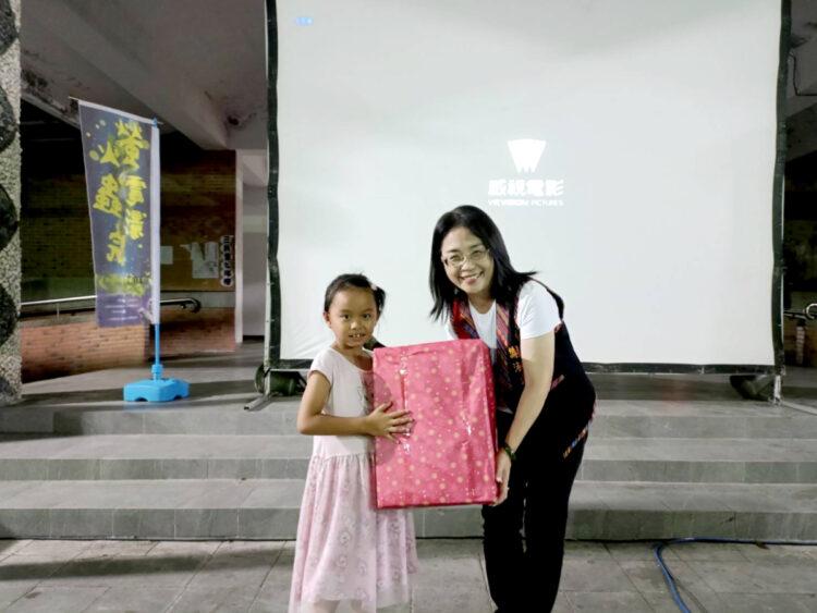 成功鎮長謝淑貞與獲獎小朋開心合照