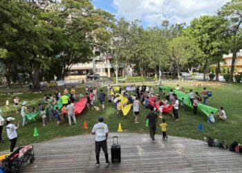 親子一起玩滑溜布合作無間