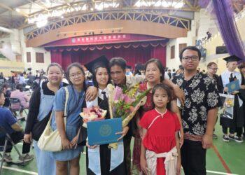 圖一：陳麗霞（左三）遠渡重洋來台唸書，畢業時，10位家屬特別從馬來西亞飛來台北參加她的畢業典禮。（聖約翰科大提供）