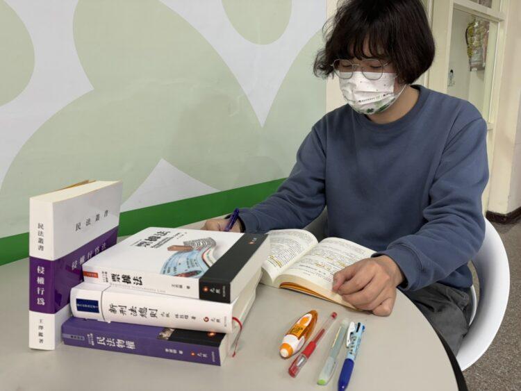 阿誠未來希望朝法學研究，追求社會公平正義。(南台中家扶提供) 2