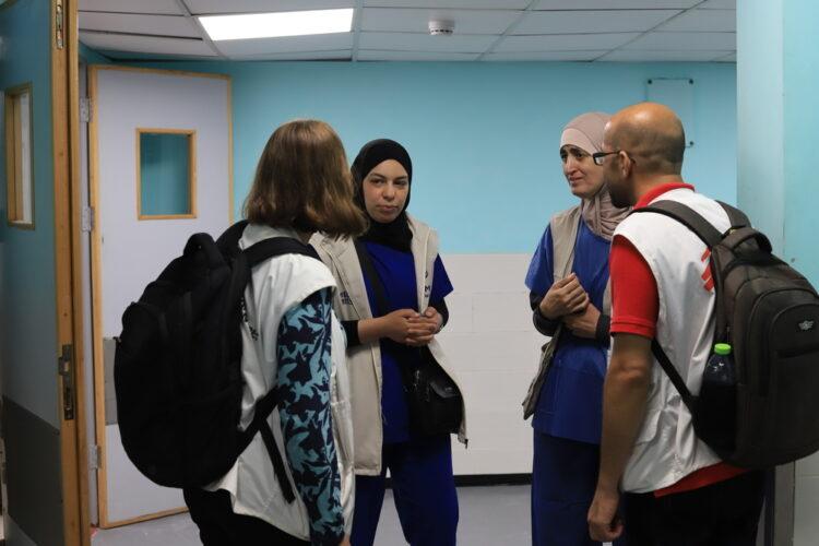 無國界醫生的醫療團隊在納瑟醫院進行巡查,該醫院於2024年5月重新開放。納瑟醫院曾是加薩南部最大的醫院,因攻擊和撤離命令於 2 月被迫關閉。@MSF 拍攝於2024年6月23日