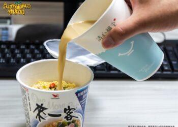 圖說：微加熱清心福全鮮奶烏龍，泡開統一麵的來一客鮮蝦魚板，烏龍茶香提升了湯頭原有的鮮味，口感香醇回甘。（資料來源：清心福全）