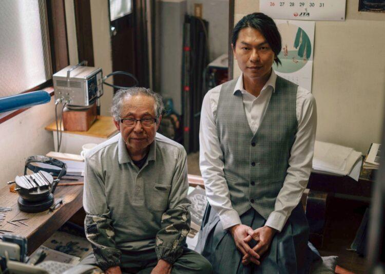 圖說:物外YSTUDIO主理人廖宜賢(右)與日本鏨刀職人伊藤充浩先生(左),攜手製作結合書寫概念與日本絕世工藝的美好器物。(資料來源:物外YSTUDIO)