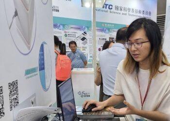 小晨就讀台大電機系研究所，在展覽現場對於電路侃侃而談。(南台中家扶提供)