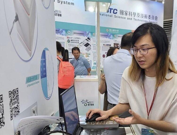 小晨就讀台大電機系研究所,在展覽現場對於電路侃侃而談。(南台中家扶提供)