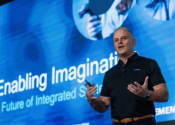 【媒體素材圖片】西門子數位工業軟體 Siemens EDA Silicon Systems 執行長 Mike Ellow 於主題演講中指出：「面臨半導體與系統持續提升的高複雜性、成本飛漲和時間壓力，以及人才短缺等多重挑戰。掌握半導體設計的前瞻技術及革新工具，是企業創新並保持競爭優勢的致勝關鍵。」