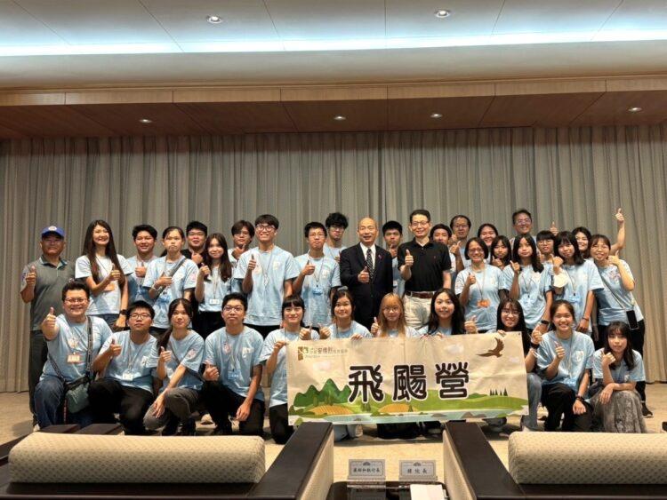 安得烈「飛颺營」帶領學員到立院參訪，韓國瑜院長親自接見並勉勵同學們。-1