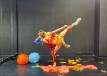 高詠婕「總督台青藝術家高詠婕受邀在美國紐約「總督島藝術節」駐村表演藝術節」表演作品「膜」(Membrane)，靈感源自台灣傳統廟宇文化。