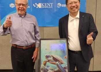 KDI共同創辦人威廉‧杜恩博士(左)與虹彩光電董事長廖奇璋博士(右)共同合影