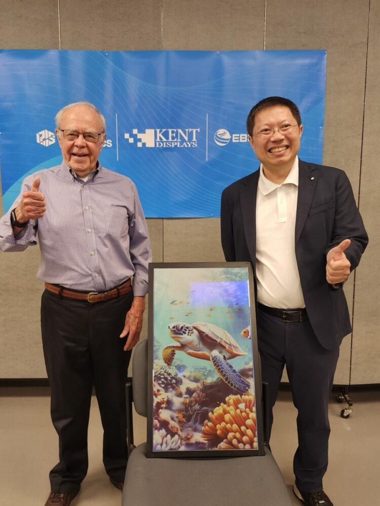 KDI共同創辦人威廉‧杜恩博士(左)與虹彩光電董事長廖奇璋博士(右)共同合影