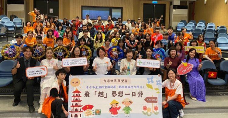台灣世界展望會跨區辦理飛越夢想-越南語學習夏令營。中間白衣為台灣世界展望會中區辦事處胡婉雯區處長，左邊為財團法人臺北市丁善理先生社會福利慈善紀念基金會」陳秀足執行長 (8)