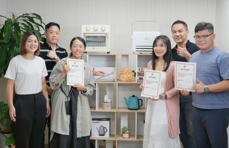 總經理Jacky授予晶工烤箱品牌大使證書,攜手共創美味新篇章